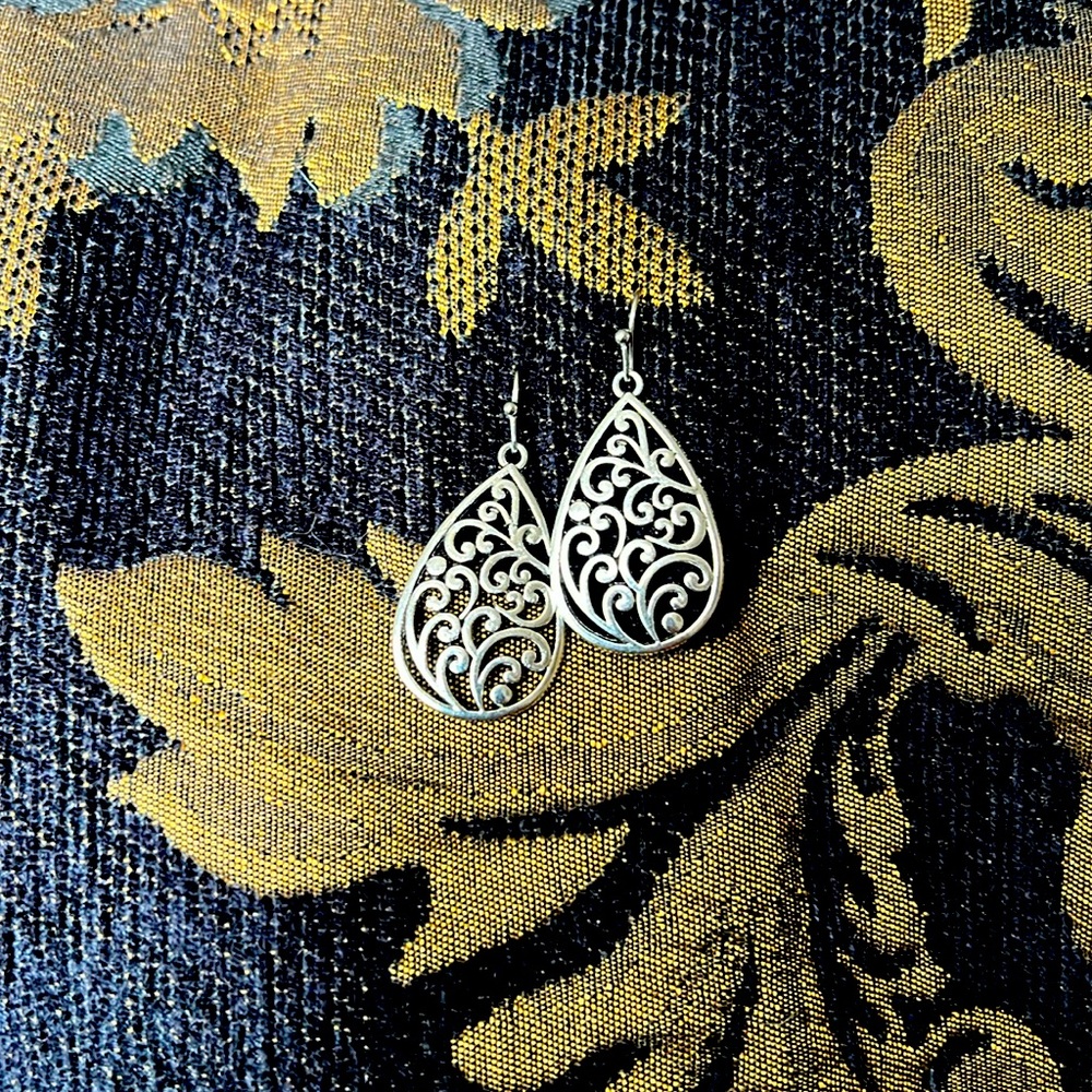 Gorgeous silver tone earrings